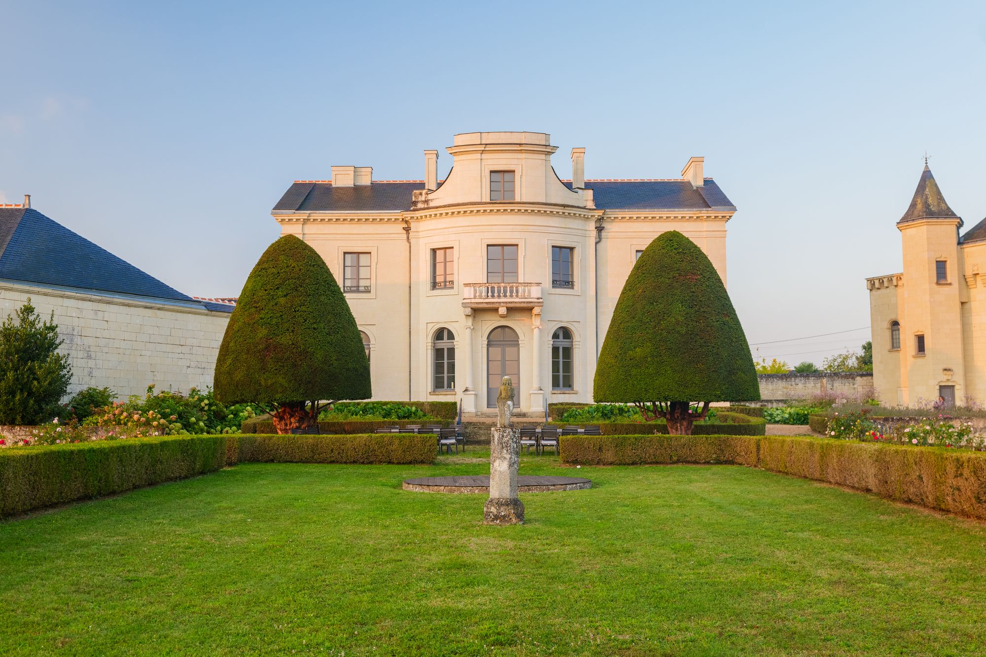 La façade du Château de Candes et ses ifs taillés, au soleil du soir