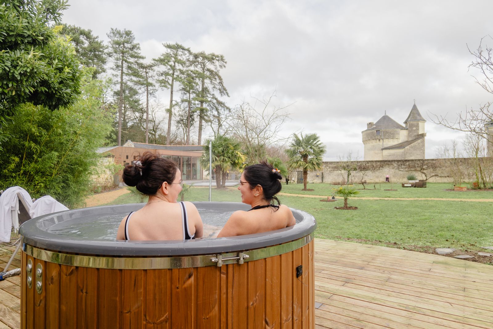 Le bain nordique dans le jardin, face au château