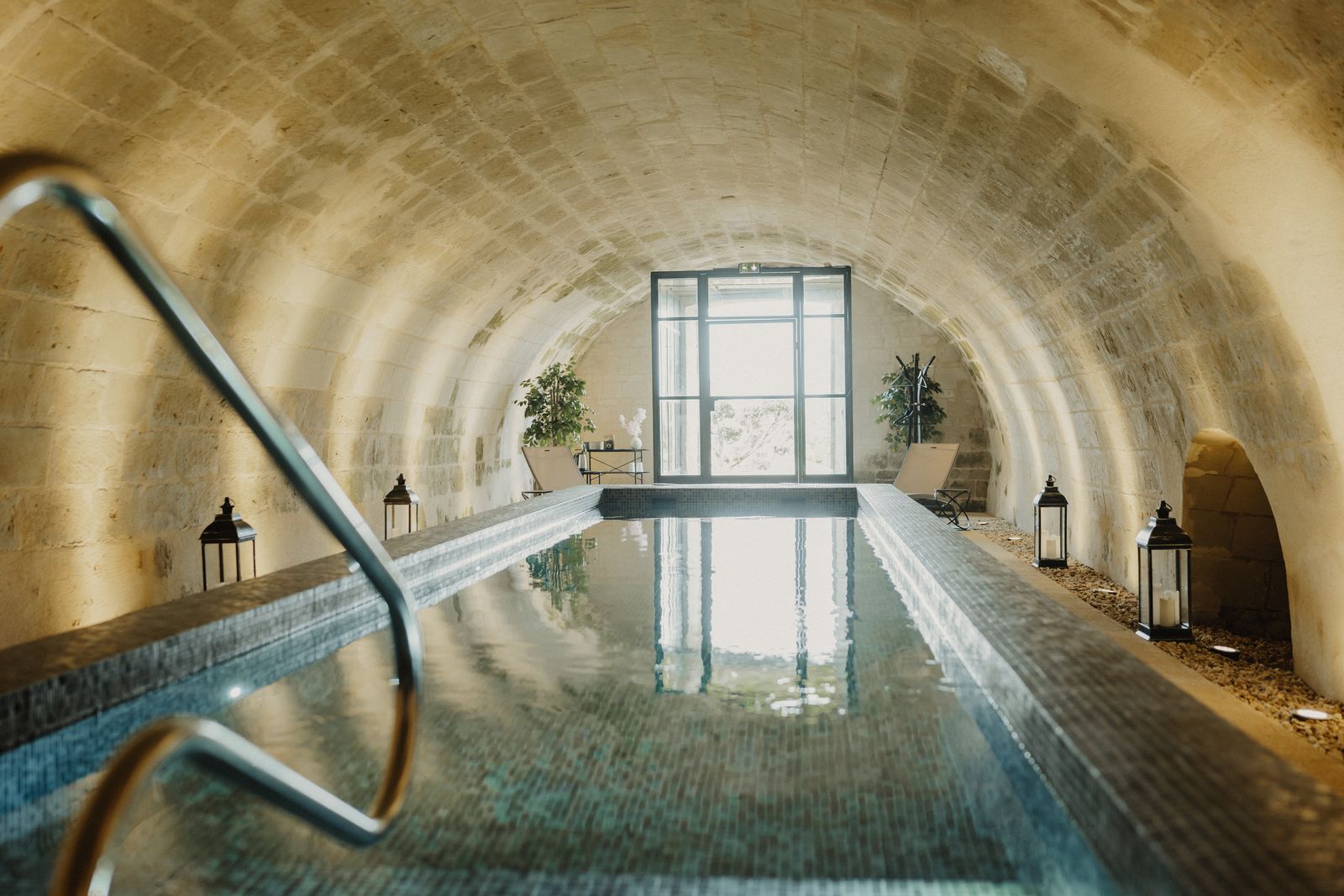 La piscine chauffée sous la voûte du spa Côté Loire