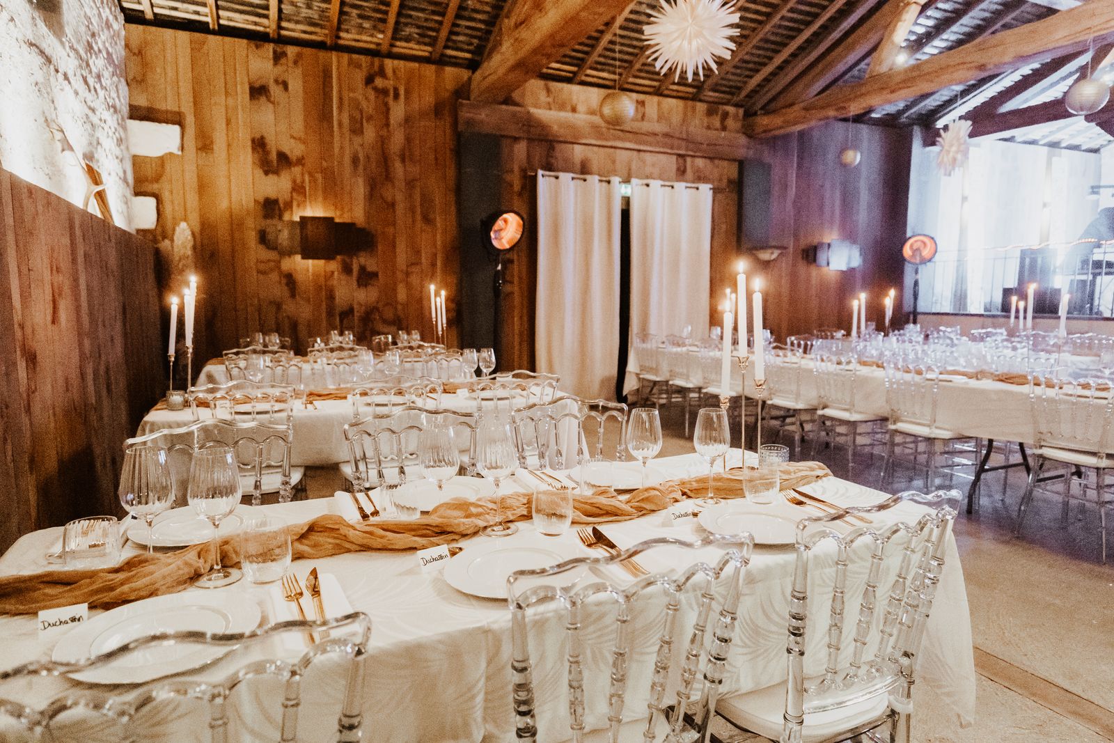 Les tables du dîner aux chandelles dans la salle du Pressoir