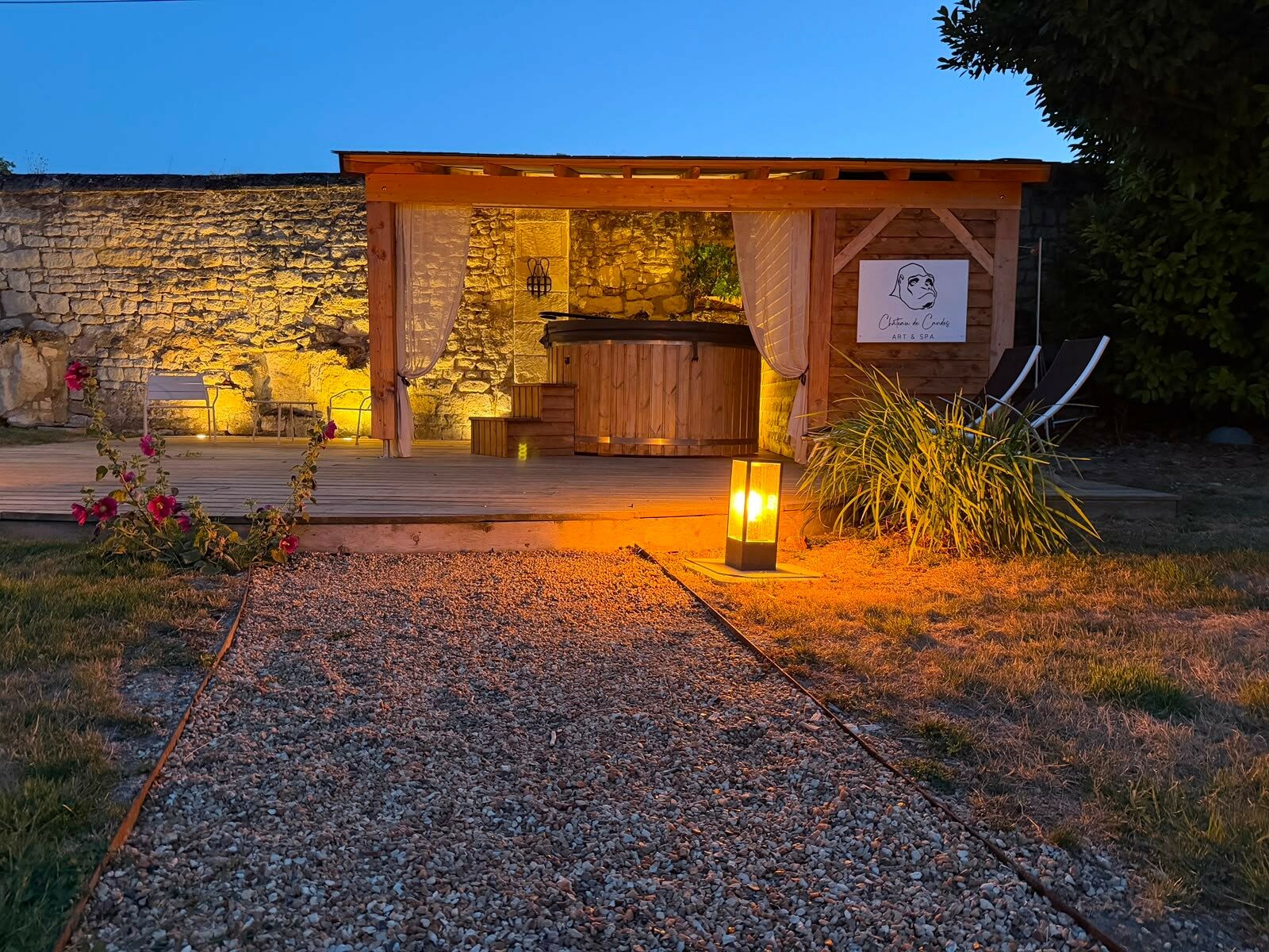 Le bain nordique du Spa Zen Garden illuminé la nuit
