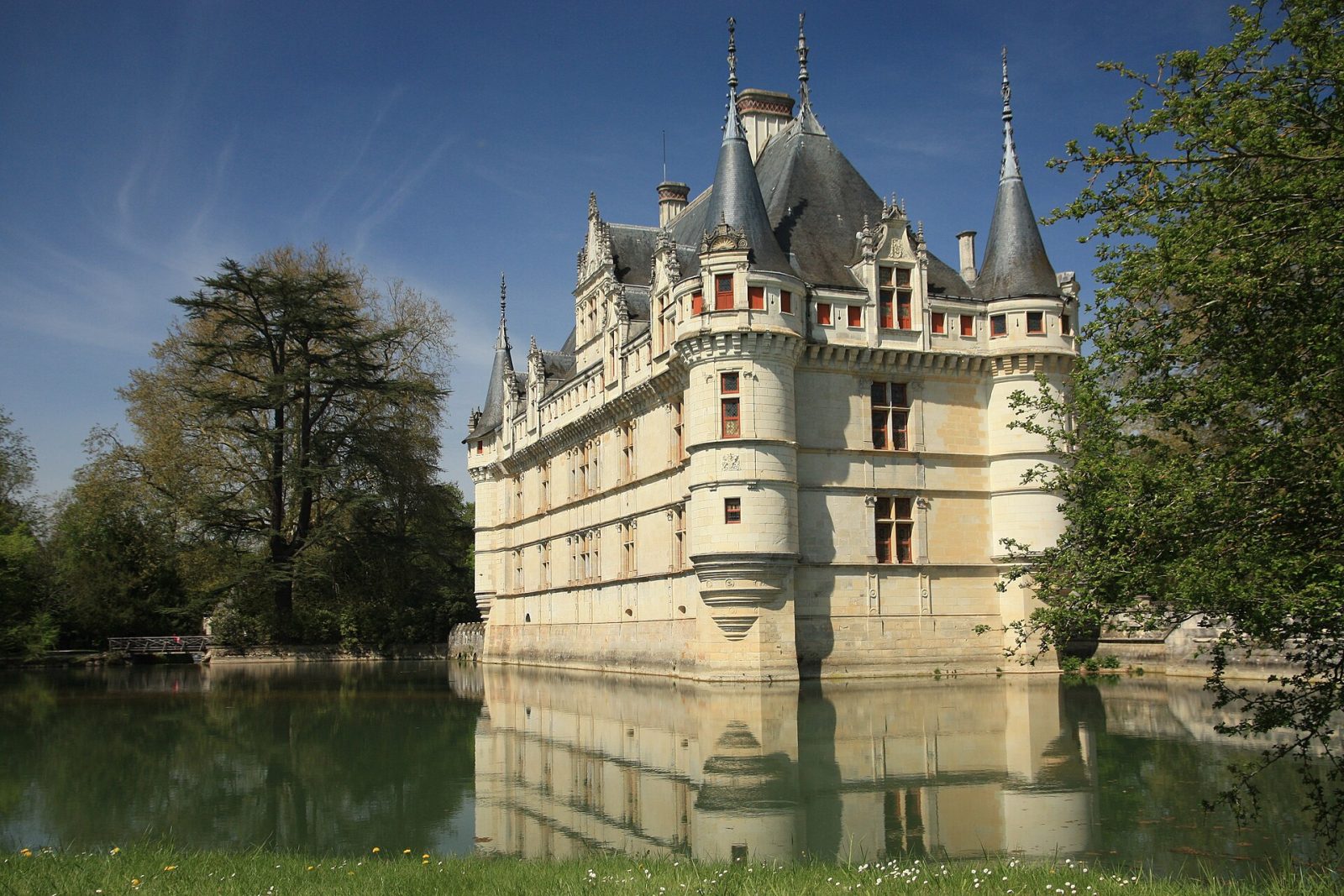 El castillo de Azay-le-Rideau reflejándose en el Indre