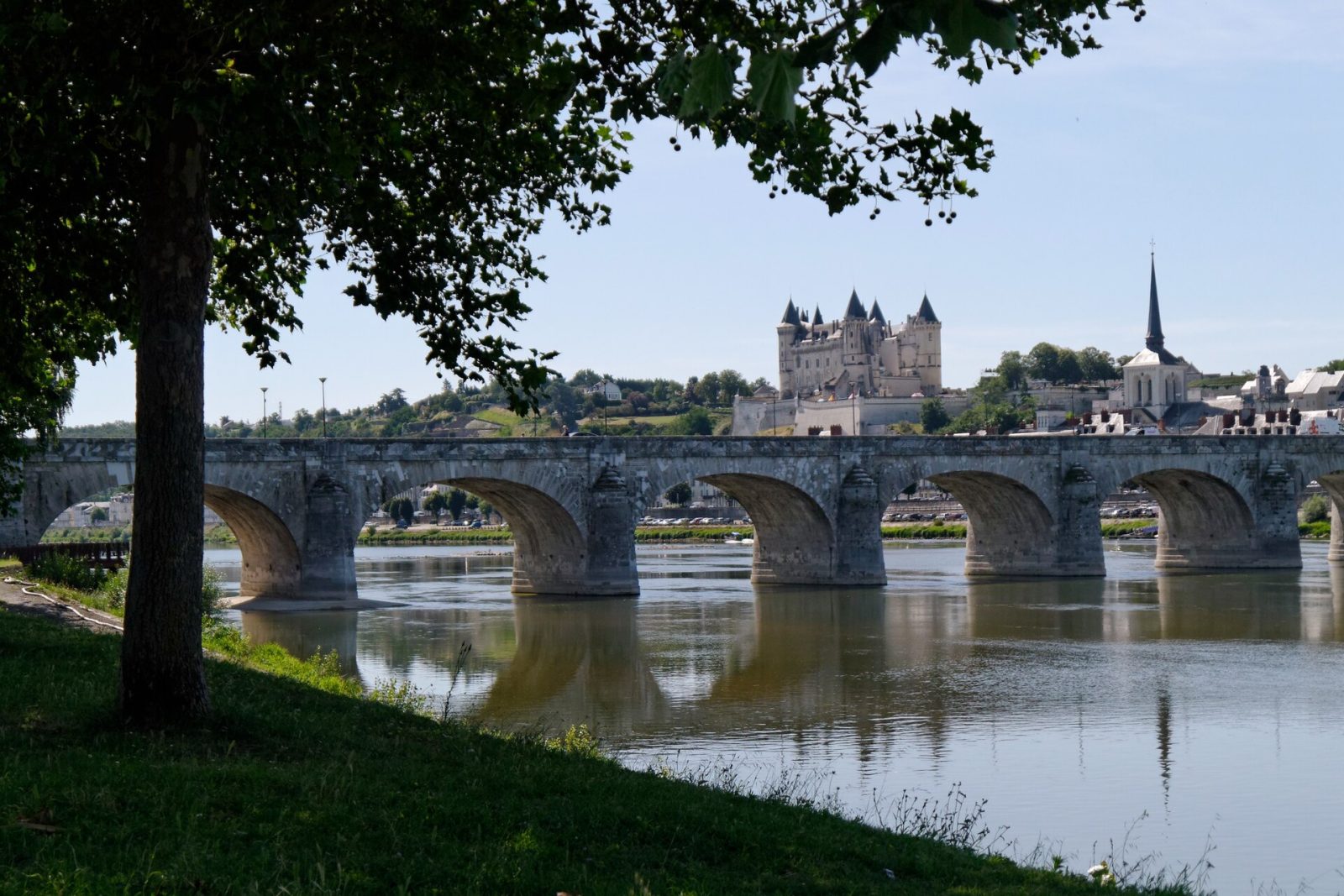El castillo de Saumur y el puente Cessart sobre el Loira