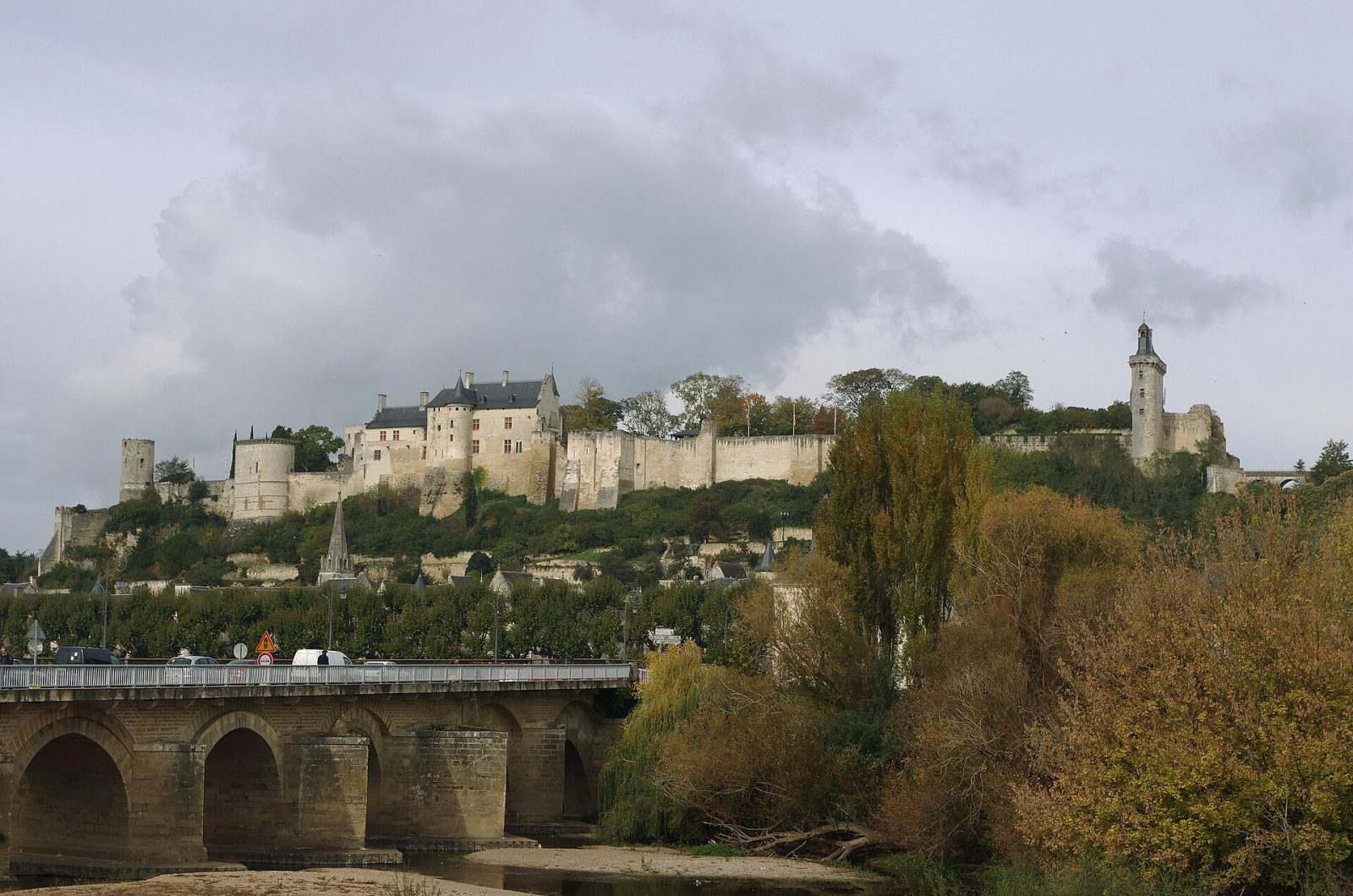 La fortaleza real de Chinon sobre el Vienne