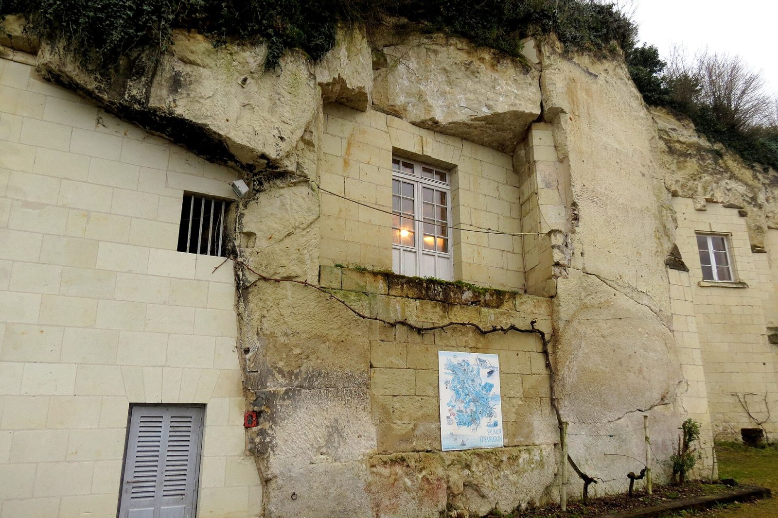 Una casa troglodítica excavada en la toba en Turquant