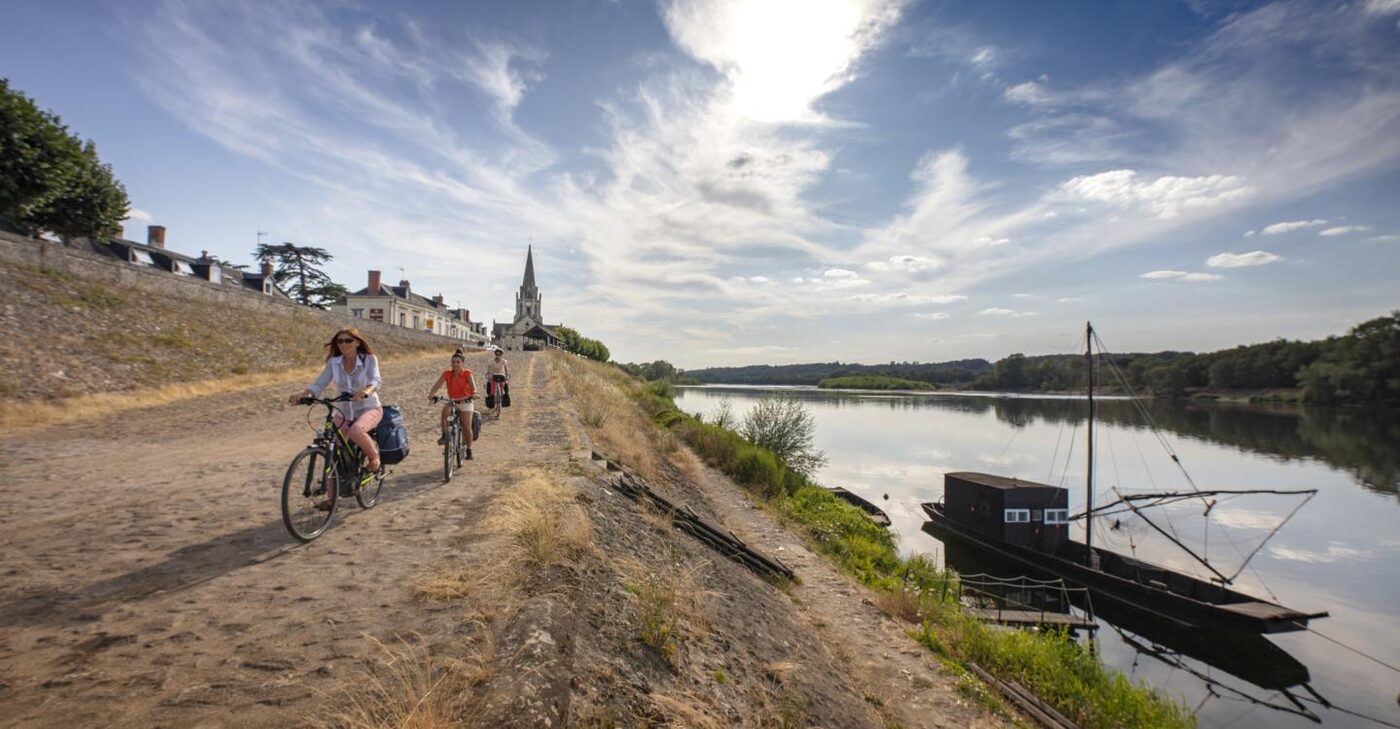 Cyclists on Loire à Vélo, near Candes-Saint-Martin