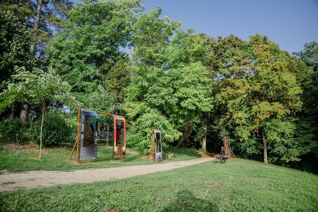 Obras de arte callejero en el parque arbolado del Château de Candes Art & Spa