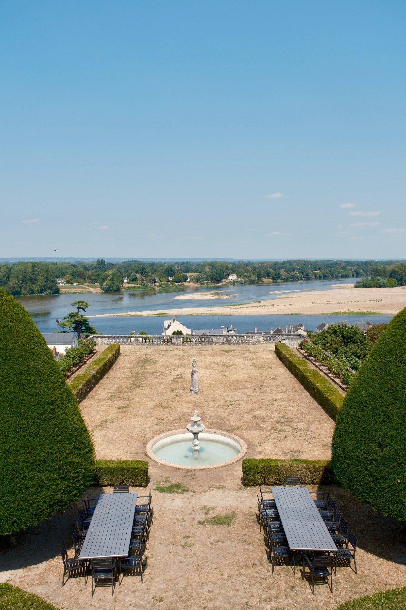 Vue panoramique sur la Loire depuis la terrasse du Château de Candes Art & Spa, à Candes-Saint-Martin