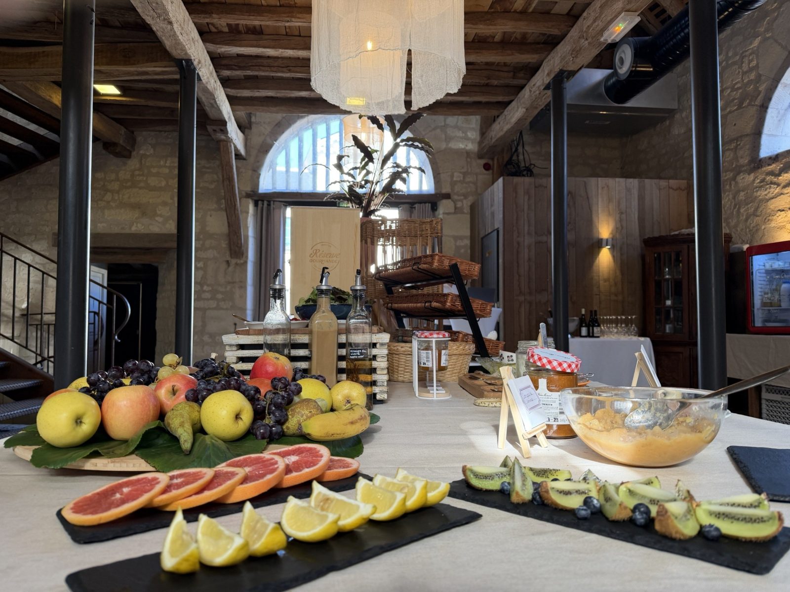 Le buffet du petit-déjeuner sous la charpente du Grand Pressoir