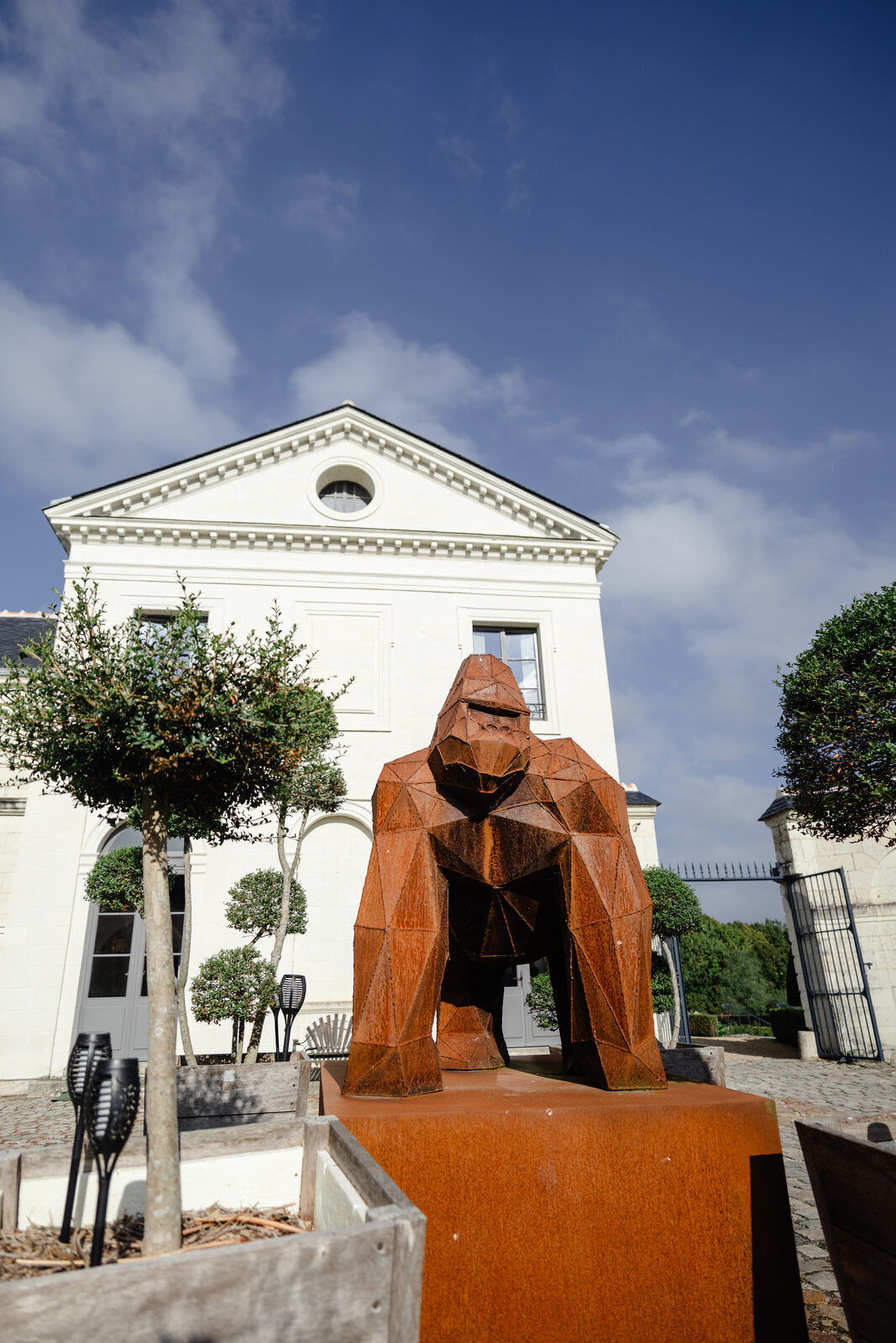 Moh, le gorille de bronze du Château de Candes, dans le parc